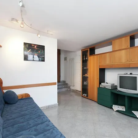 Apartment Welcoming In With Pool
